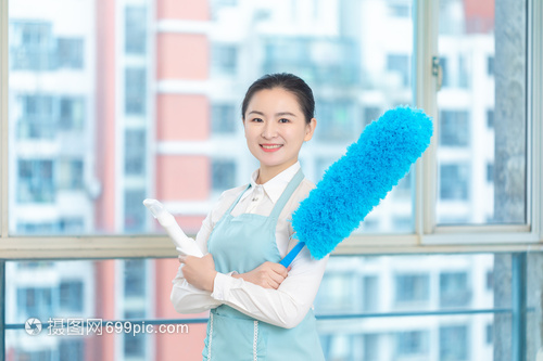 家政保潔手拿撣子專業形象